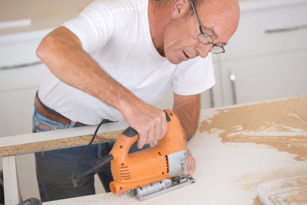 Man benutzt Black und Decker Stichsäge