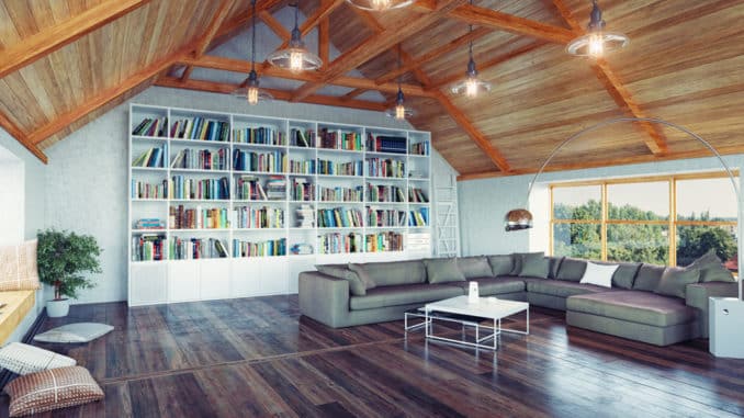 Dachgeschoss mit Bücherregal