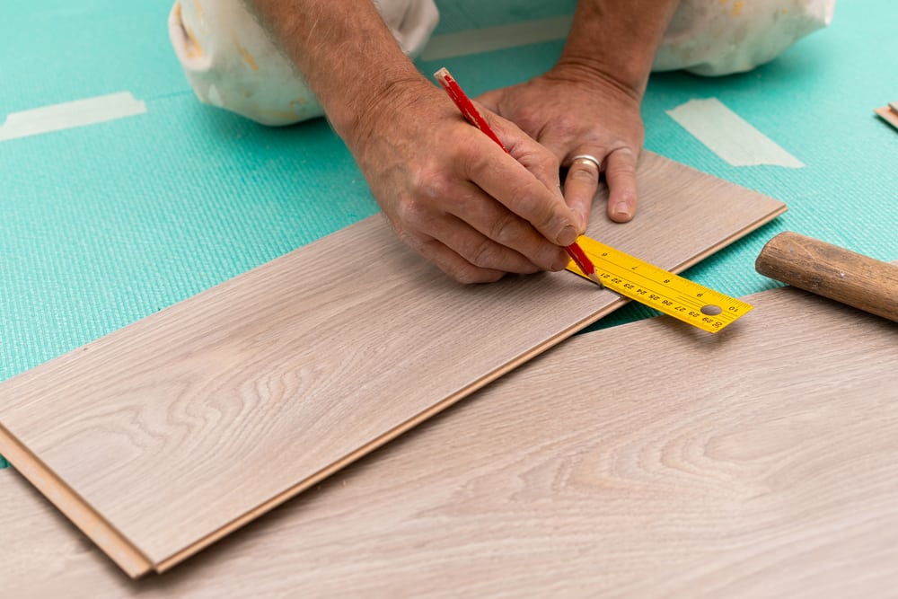 Laminat wird zugeschnitten