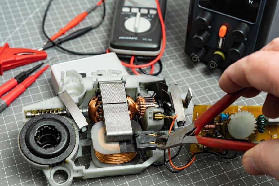 elektronisches Bauteil wird geprüft