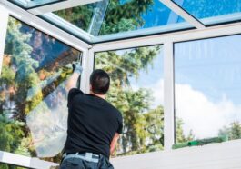 Fenster eines Wintergartens werden geputzt