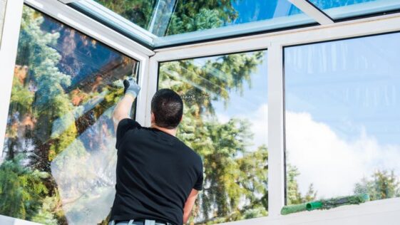 Fenster eines Wintergartens werden geputzt