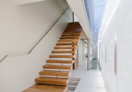 Modernes Haus mit stilvoller Treppe