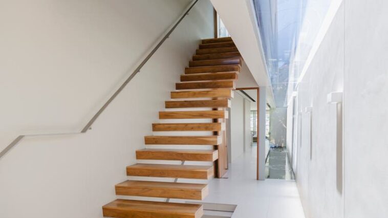 Modernes Haus mit stilvoller Treppe