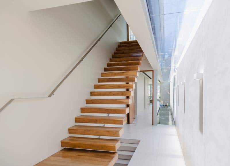 Modernes Haus mit stilvoller Treppe