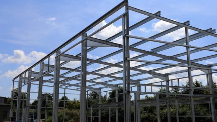 Stahlträger für eine neue Gewerbehalle