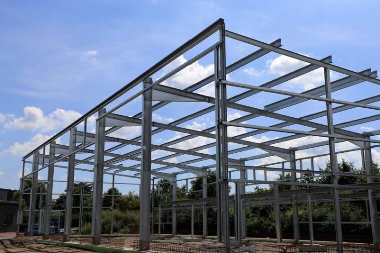 Stahlträger für eine neue Gewerbehalle
